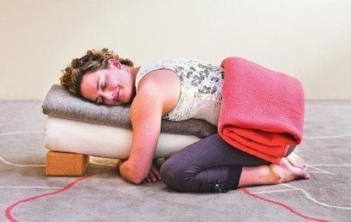 Восстановительная йога. Снятие напряжения.

Восстановительная йога - это пассивная практика, в которой расслабленные позы удерживаются в течение нескольких минут.