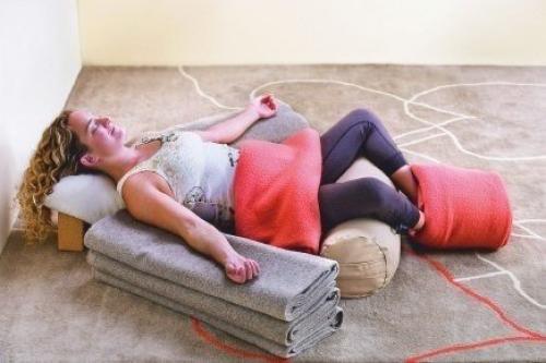 Восстановительная йога. Снятие напряжения.

Восстановительная йога - это пассивная практика, в которой расслабленные позы удерживаются в течение нескольких минут.