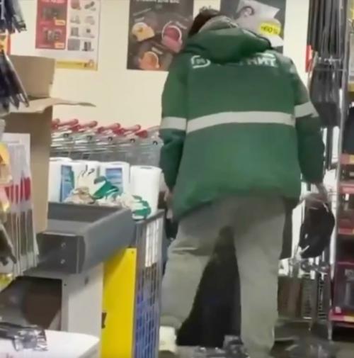 В одном из магазинов сети магнит в Москве молодая женщина пыталась украсть бутылку пива, однако её заметила молодая продавщица. 02