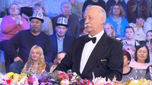 Леонид Якубович попал в просак: в Поле Чудес участница с Камчатки подарила ему национальную шапку, а также бусы из корюшки. 01