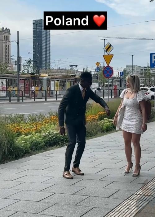 Африканский бро гуляет по Польше, подходит к местным девушкам с улыбкой до ушей и, как по сценарию, одна за другой начинают тормозить шаг. 

