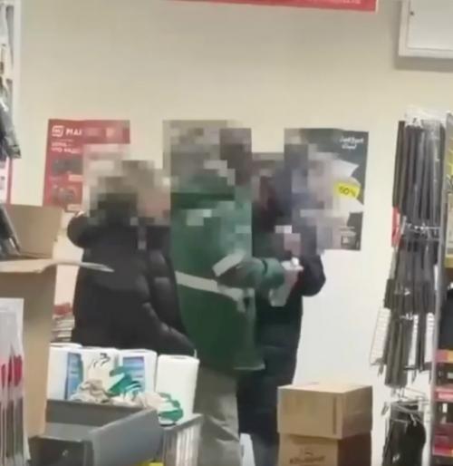 В одном из магазинов сети магнит в Москве молодая женщина пыталась украсть бутылку пива, однако её заметила молодая продавщица. 01