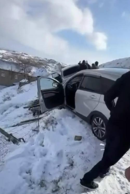 В дагестанских горах произошло несколько столкновений автомобилей, которые затем по инерции скатились по склону снега один за другим.  