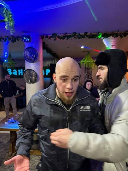 В хмао группа бородатых мужчин избила гостя гостиницы, который сделал им замечание.  