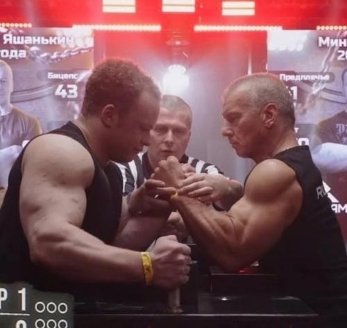 На турнире По Рукам случился нестандартный поединок. 02