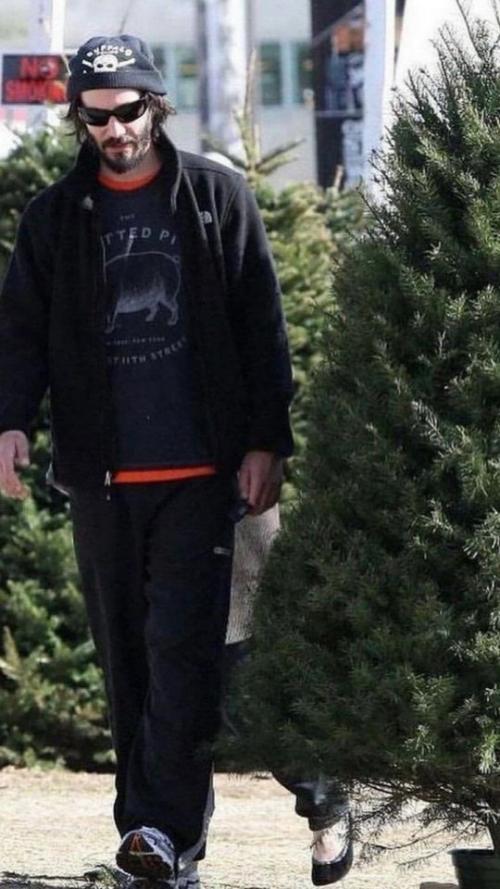 Киану ривз снова стал мемом - теперь рождественским.

