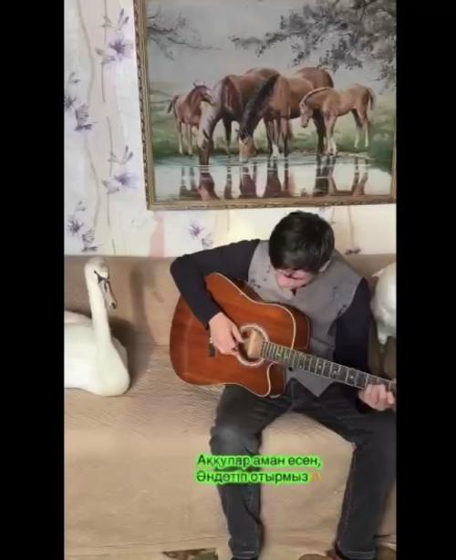 Милый случай дня: казахский мужчина спас пару влюблённых лебедей, оказавшихся в опасности на замёрзшем озере. 

