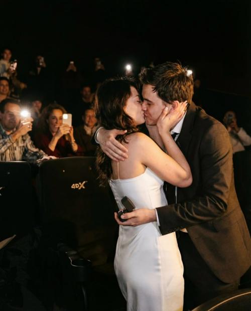 Виталий Андреев актер из Трудных Подростков сделал красивейшее предложение своей девушке. 02