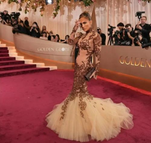 Дженнифер Лопес в 56 лет вышла на Золотой Глобус в прозрачном платье. 01