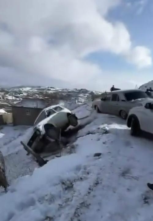 В дагестанских горах произошло несколько столкновений автомобилей, которые затем по инерции скатились по склону снега один за другим. 01