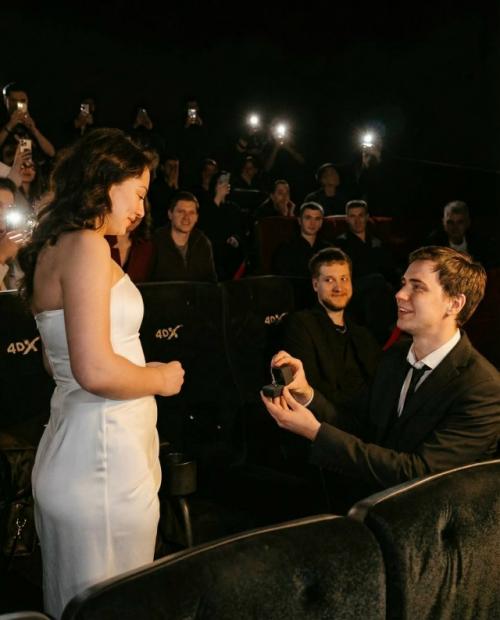 Виталий Андреев актер из Трудных Подростков сделал красивейшее предложение своей девушке. 01