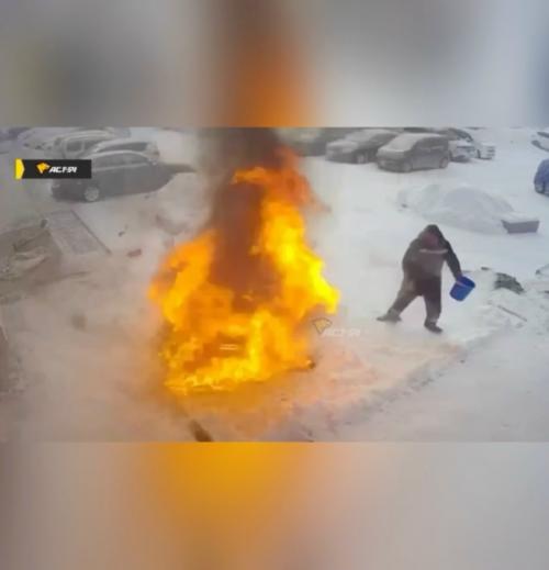 Новосибирец решил согреть свой кроссовер и случайно поджёг его. 01