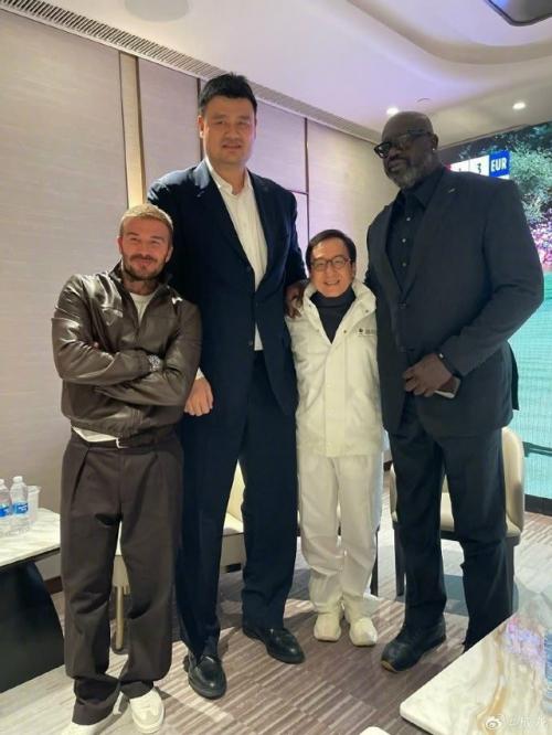 Дэвид Бекхэм и Джеки чан встретились на предсезонном матче NBA в Китае. 02