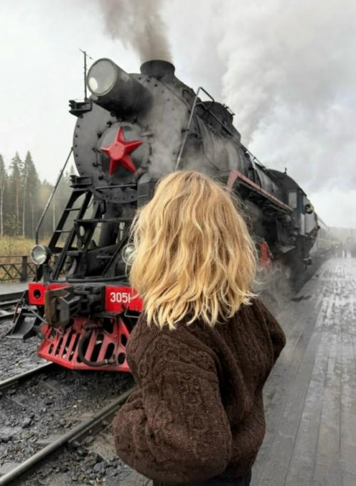 Телеведущая вновь напомнила о себе, опубликовав свежие кадры из путешествия по осенней Карелии. 01