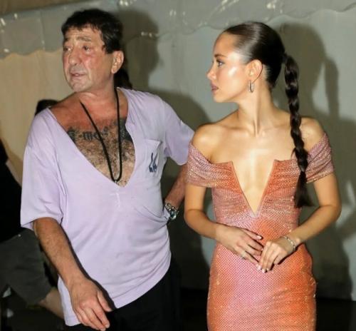 Конфликт Бони с девушкой начался после того, как Виктория заявила, что юная Аврора с Лепсом только из-за денег. 01