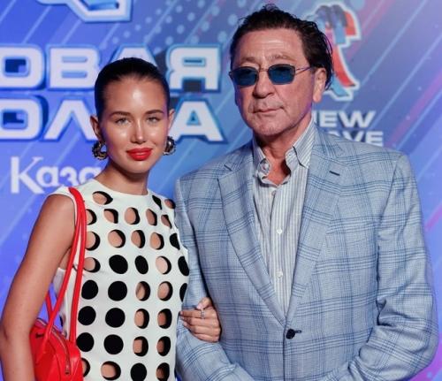 Конфликт Бони с девушкой начался после того, как Виктория заявила, что юная Аврора с Лепсом только из-за денег. 02