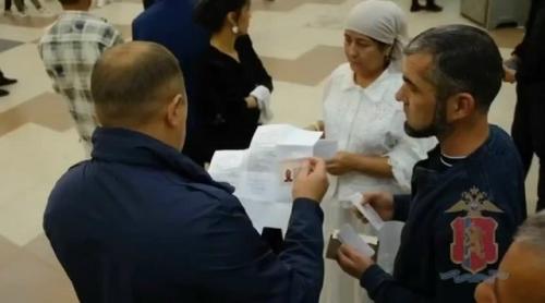 В красноярском крае сотрудники правоохранительных органов пресекли проведение свадьбы, на которой присутствовали 650 человек. 

