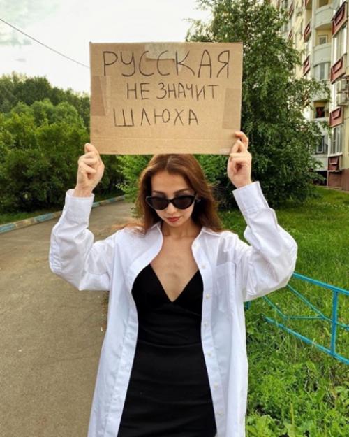 Узбекистанские фем - активистки на флешмобе против сексизма и ксенофобии. 09