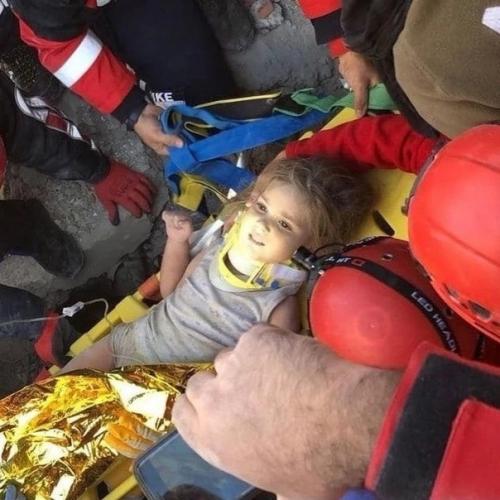 Это счастье: в Измире спасли ребенка, который провел под обломками 4 дня. 03