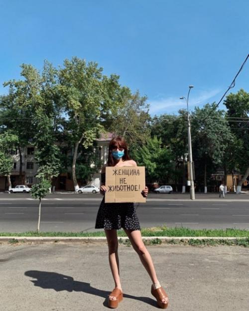 Узбекистанские фем - активистки на флешмобе против сексизма и ксенофобии. 08