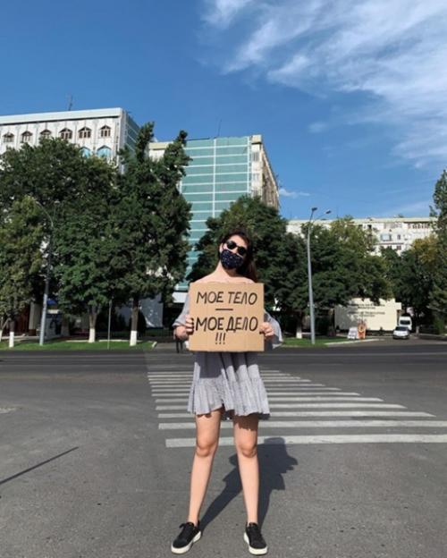 Узбекистанские фем - активистки на флешмобе против сексизма и ксенофобии. 07