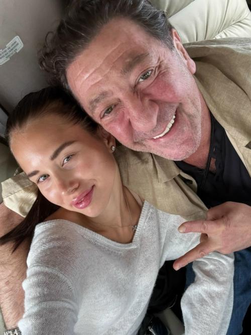 Оказывается, Аврора известна своими Умными Рассуждениями - по крайней мере, так говорят её преданные подписчики. 01