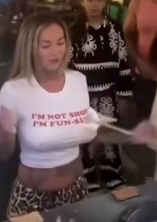 Шокирующий инцидент в Турции: продавец мороженого случайно проткнул грудь туристки прямо на оживлённой улице.  