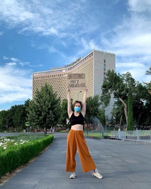 Узбекистанские фем - активистки на флешмобе против сексизма и ксенофобии. 05