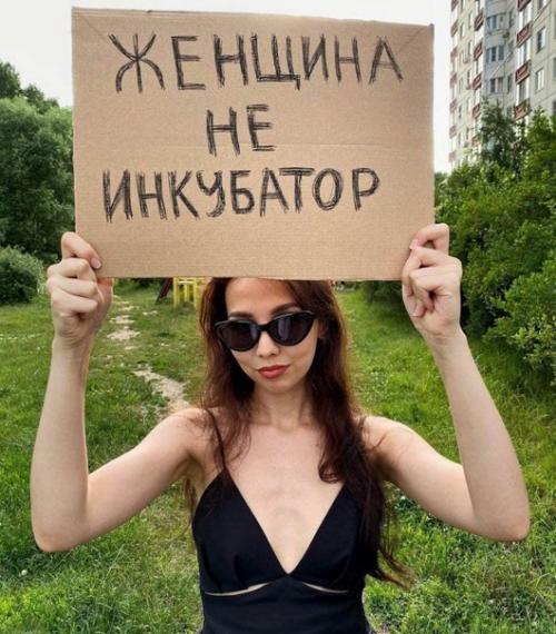 Узбекистанские фем - активистки на флешмобе против сексизма и ксенофобии. 02