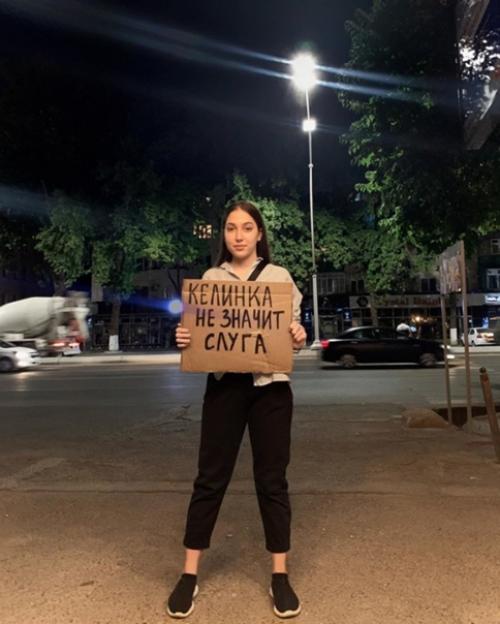 Узбекистанские фем - активистки на флешмобе против сексизма и ксенофобии. 01