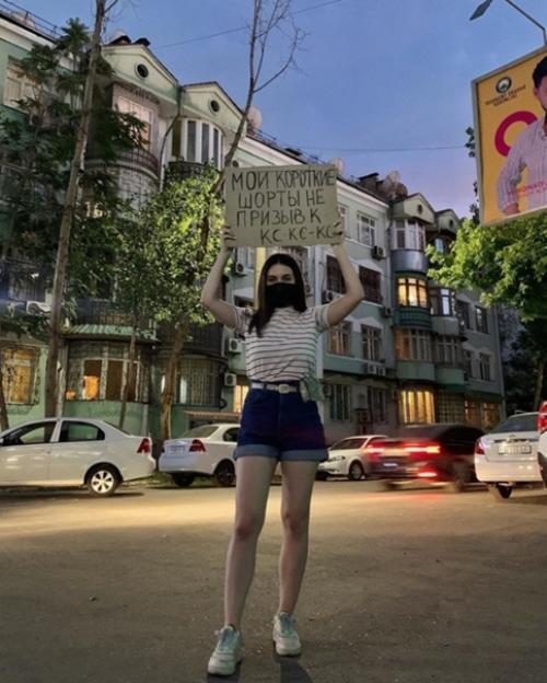 Узбекистанские фем - активистки на флешмобе против сексизма и ксенофобии. 03