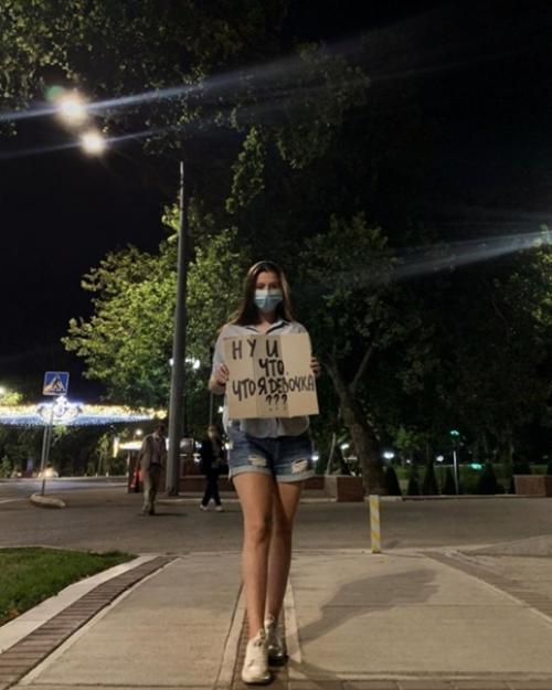 Узбекистанские фем - активистки на флешмобе против сексизма и ксенофобии. 04