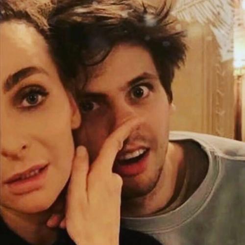 Они ж вроде дружеские отношения сохранили, поэтому вполне нормально поздравил. 01