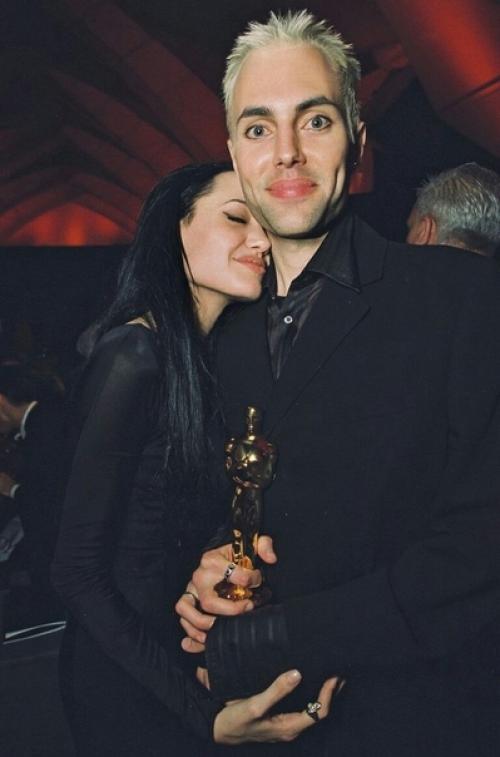 Красавчик брат Анджелины Джоли! 01