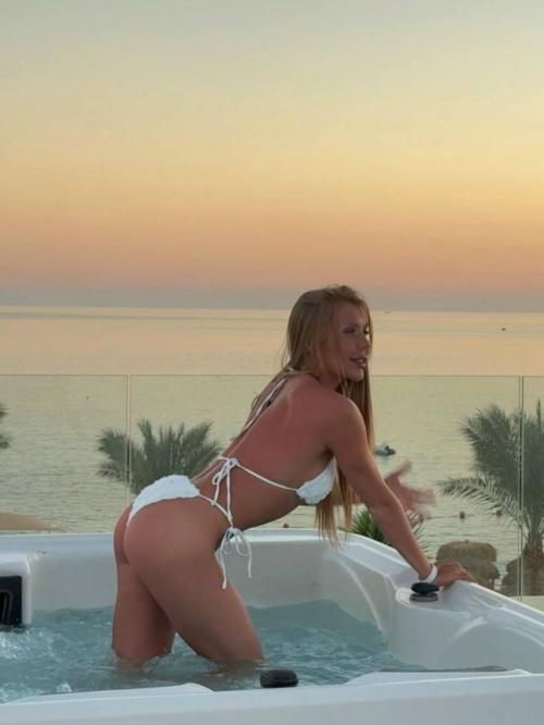 Карина кросс поделилась фото с отдыха и ответила хейтерам. 03