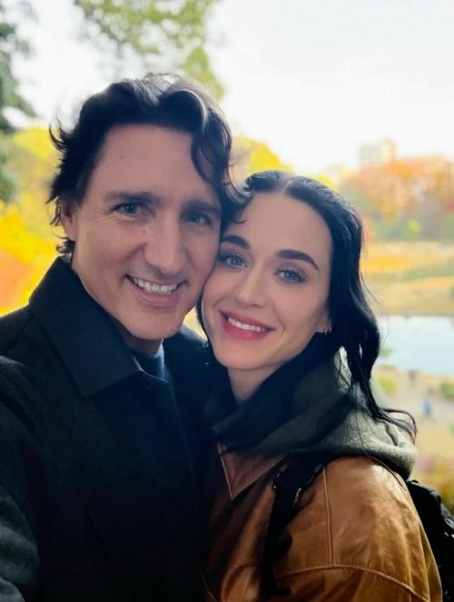 Кэти Перри больше не скрывает свой роман с бывшим премьер-министром Канады Джастином трюдо и публикует их совместные фотографии. 

