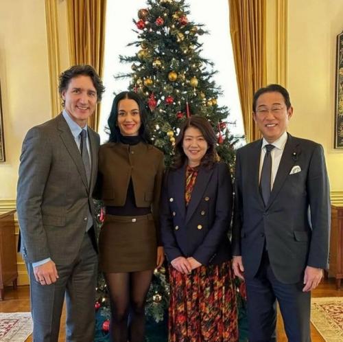 Кэти Перри больше не скрывает свой роман с бывшим премьер-министром Канады Джастином трюдо и публикует их совместные фотографии. 01