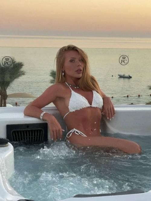 Карина кросс поделилась фото с отдыха и ответила хейтерам.

