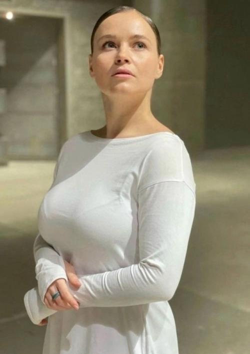 Вот как выглядит сейчас 29-летняя актриса Полина гренц, исполнившая роль Саши мамаевой в сериале Физрук с Дмитрием нагиевым. 02