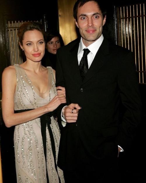 Красавчик брат Анджелины Джоли! 03