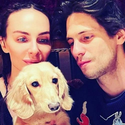 Они ж вроде дружеские отношения сохранили, поэтому вполне нормально поздравил. 02