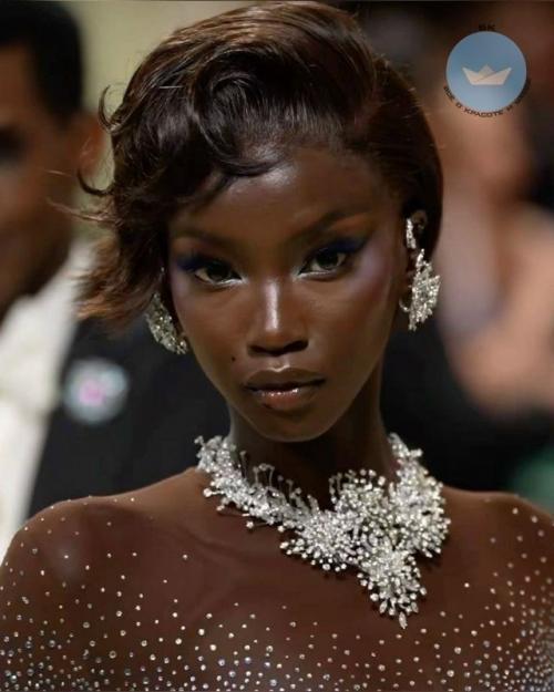 Живая кукла Анок яй стала главной моделью 2025 года по решению британского совета моды. 

