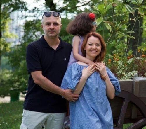 Актриса Валентина Рубцова и её муж Артур Мартиросян вот уже 11 лет живут в счастливом браке и воспитываю дочку. 03