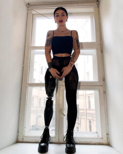 Сэмми джабраэль - модель с бионической ногой. 02