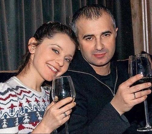 Актриса Валентина Рубцова и её муж Артур Мартиросян вот уже 11 лет живут в счастливом браке и воспитываю дочку. 04