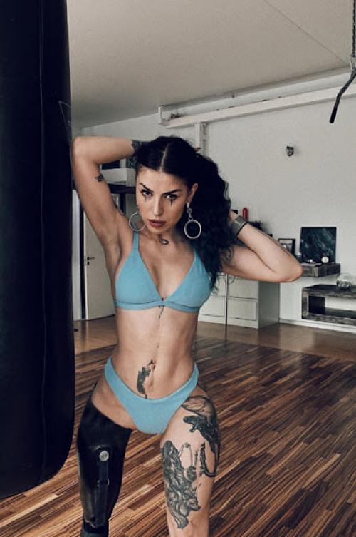 Сэмми джабраэль - модель с бионической ногой. 01