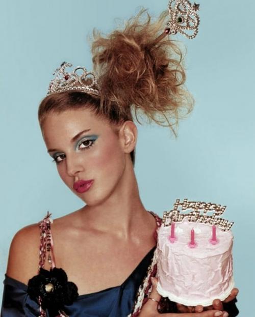 До того, как Лана дель рей стала певицей, она работала моделью под своим настоящим именем лиззи грант. 03