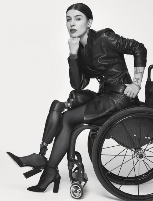 Сэмми джабраэль - модель с бионической ногой. 04