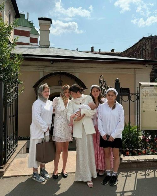 Семейная идиллия александра и виктории петровых вышла на новый уровень. 01