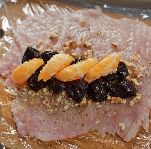 Паровой куриный рулет с мандаринами и черносливом? 04